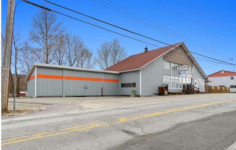 Façade côté rue – excellente visibilité